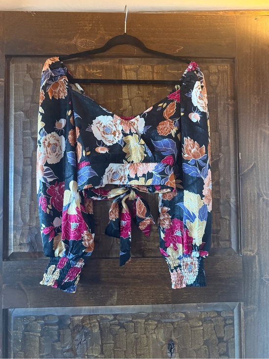 Band Of The Free Tops - Band of The Free - Floral top! Must Have